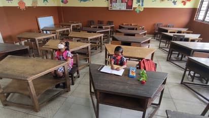 Gujrat में खत्म हुआ बच्चों का इंतजार,डेढ़ साल बाद सोमवार से खुलेंगे 5वीं तक क्लास, पैरेंट्स की अनुमति अनिवार्य