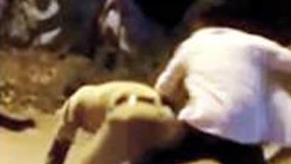 அதிர்ச்சி சம்பவம்.. நடுரோட்டில் சப்-இன்ஸ்பெக்டருடன் கட்டிப்புரண்டு சண்டைபோட்ட சாப்ட்வேர் இன்ஜினியர்..!