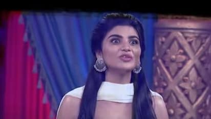 తనని పడేద్దామనుకుంటున్నాడంటూ టీమ్‌ లీడర్‌పై రోజాకి `జబర్దస్త్` వర్ష కంప్లైంట్‌.. కుప్పిగంతులపై రోజా సెటైర్లు