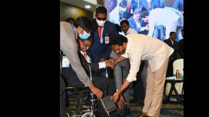 కత్తి పద్మారావు వీల్ చైర్ సరిచేసిన సీఎం జగన్.. వీడియో వైరల్..!