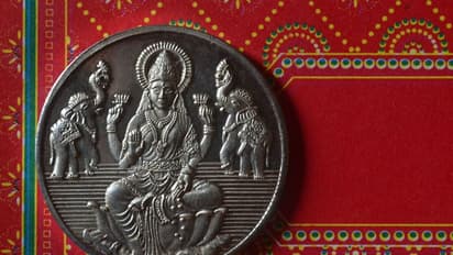 মা লক্ষ্মীর সঙ্গে পুজিত হন ভগবান কুবের, জেনে নিন এর নেপথ্যে রয়েছে কোন কাহিনি