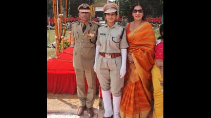 यूपी की इस महिला पुलिस अफसर की यह फोटो शेयर कर रहे युवा, क्या है इस तस्वीर की सच्चाई?