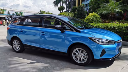 BYD E6 इलेक्ट्रिक कार देगी ट्रेवलर का फील, एक बार चार्ज करने पर चलेगी 520 KM, देखें फीचर और कीमत