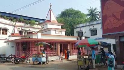 Kalipuja 2021- ধুপধুনোর গন্ধে মা কালীকে অনুভব, বয়রা গাছের নীচে শুরু হল কালীপুজো