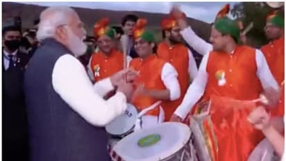 യാത്രയാക്കാന്‍ എത്തിയവര്‍ക്കൊപ്പം ഡ്രം വായിച്ച് മോദി; വീഡിയോ