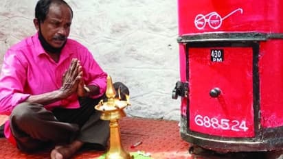 Fuel Price Hike |'എണ്ണയൊഴിക്കാതെ കരിന്തിരി കൊളുത്തി'; ഇന്ധനവില വർധനവിനെതിരെ ഒറ്റയാൾ പ്രതിഷേധം