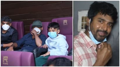 ரசிகர்களுடன் சேர்ந்து 'அண்ணாத்த' படத்தை குடும்பத்தோடு பார்த்த தனுஷ்! பிரபலங்கள் கொண்டாடும் தலைவர் தீபாவளி!