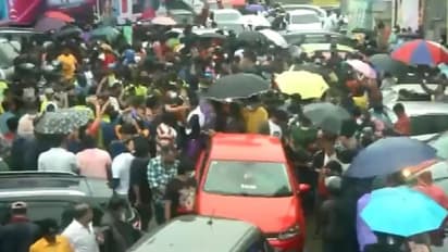 தெய்வத்தை பார்க்க வந்தோம்.. கொட்டும் மழையில் குத்தாட்டம் போட்ட ரஜினி வெறியர்கள்..