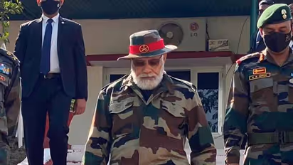 ಸೇನಾ ಸಮವಸ್ತ್ರದಲ್ಲಿ ಮೋದಿ, ಕಾಂಗ್ರೆಸ್ ಕಿಡಿ: ಸಾಮಾನ್ಯ ನಾಗರಿಕರು ಆರ್ಮಿ ಯೂನಿಫಾರ್ಮ್ ಧರಿಸ್ಬಹುದಾ?