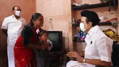 நரிக்குறவர் வீட்டில் அமர்ந்த ஸ்டாலின்.. வைரலாகும் மாஸ் போட்டோ.