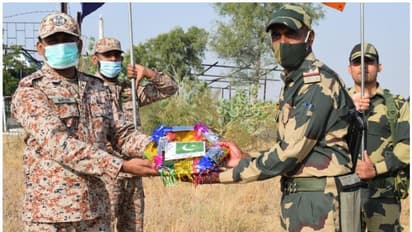 పాకిస్తాన్ బార్డర్‌లో దీపావళి వేడుక.. మిఠాయిలు ఇచ్చిపుచ్చుకున్న బలగాలు.. వీడియో ఇదే