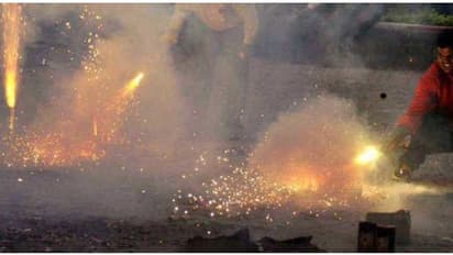 குலுங்கியது சென்னை... திரும்பிய பக்கமெல்லாம் வானவேடிக்கை வெடிச்சத்தம்.!