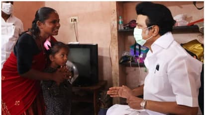 ജാതിയുടെ പേരില് ക്ഷേത്രത്തിലെ അന്നദാനത്തില് നിന്ന് ഇറക്കിവിട്ടു; യുവതിയെ വീട്ടിലെത്തി കണ്ട് സ്റ്റാലിന്