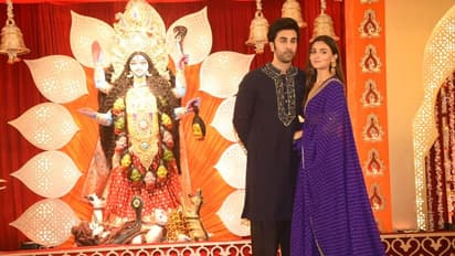 Diwali 2021- রণবীর-আলিয়ার প্রকাশ্যে রোম্যান্স, দীপাবলির শুভেচ্ছায় নজর কাড়লেন জুটি, করলেন কালী দর্শণ