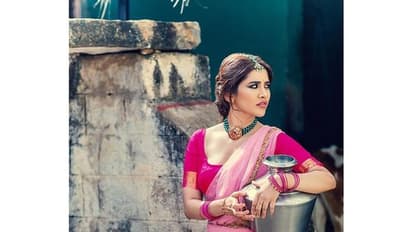 నడుముపై బిందె, పల్లెటూరి పడుచు పిల్లలా రెచ్చిపోయిన నభా.. లంగాఓణీలో వయ్యారాల విందు