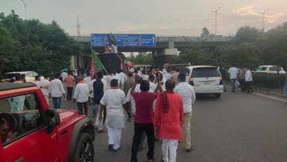 వందలకార్లు వెంటరాగా హైదరాబాద్ కు ఈటల... హుజురాబాద్ ఎమ్మెల్యేకు గ్రాండ్ వెల్ కమ్... (ఫోటోలు)