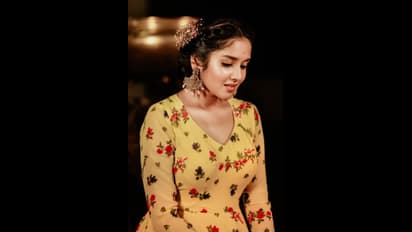 Anikha surendran: கண் கூசும் வெய்யிலில்... நாக்கை வெளியே நீட்டி... கிக் ஏற்றும் குட்டி நயன் அனிகா!