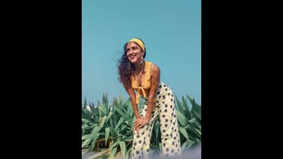 AmalaPaul Hot: கலரிங் ஹேர்ரில்.. காத்தோட்டமா மேலாடையை ஒரு பக்கம் கழட்டி விட்டு கிளாமர் போஸ் கொடுத்த அமலா பால்!