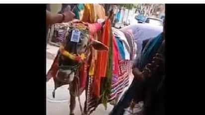 சொல்லி அடித்த மோடி.. டுவிட்டரில் வீடியோ போட்ட நிர்மலா சீதாராமன். பூம் பூம் மாடு தலையில் கியூ ஆர் கோடு.