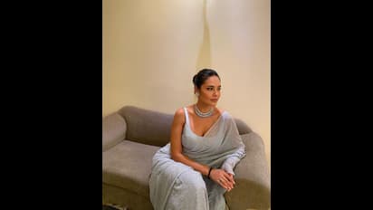 బోల్డ్ షోతో ఇంటర్నెట్ లో మంట పెడుతున్న ఇషా.. కుక్క పిల్లతో రొమాన్స్