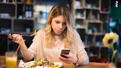 eating alone| ഒറ്റയ്ക്കിരുന്ന് ഭക്ഷണം കഴിക്കാറുണ്ടോ? പഠനം പറയുന്നത്