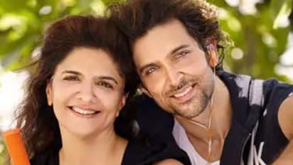 Diwali Party: मम्मी Pinkie Roshan के साथ Hrithik Roshan ने लगाए ठुमके, इस गाने पर मां-बेटे ने की मस्ती