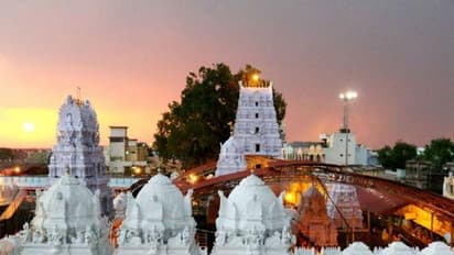 వేములవాడ రాజన్న ఆలయంలో విషాదం.. గుండెపోటుతో భక్తురాలు మృతి.. 