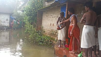വെള്ളക്കെട്ട് മൂലം എടത്വാ പള്ളിയിൽ സംസ്കരിച്ചയാളുടെ സഞ്ചയന ചടങ്ങ് മുട്ടോളം വെള്ളത്തിൽ