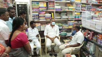 కాశీనాథ్ సేట్ .. ఎలా ఉన్నావ్, వ్యాపారం ఎలా ఉంది: బుక్స్టాల్ వ్యాపారికి మంత్రి హరీశ్ సర్ప్రైజ్