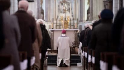 child abuse| പുരോഹിതരുടെ ലൈംഗിക പീഡനങ്ങളിൽ പ്രായശ്ചിത്തം, ദേവാലയത്തിൽ മുട്ടുകുത്തി പ്രാർത്ഥിച്ച് ബിഷപ്പുമാർ