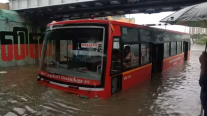 Chennai Rains | കനത്ത മഴ, റോഡുകൾ മുങ്ങി, വീടുകളിൽ വെള്ളം കയറി, ചെന്നൈ നഗരത്തിൽ റെഡ് അലേർട്ട്