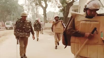 Fatehgarh Central Jail: जेल में कैदियों ने मचाया तांडव, जेलर को बंधक बनाकर पीटा..कई जिलों की पुलिस बुलानी पड़ी