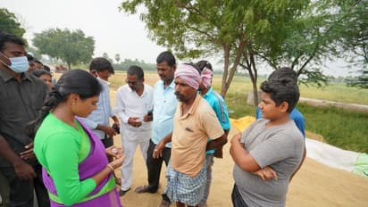 అన్నదాతలను ఆత్మీయంగా పలకరిస్తూ... ముందుకు సాగుతున్న షర్మిల పాదయాత్ర (ఫోటోలు)