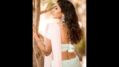 Eesha Rebba: చెట్టు పక్కన వయ్యారంగా పోజులిస్తూ నడుము మడతలు, బ్యాక్‌ చూపిస్తూ కైపెక్కిస్తున్న ఈషా రెబ్బా