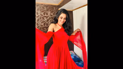 கழுத்தில் மாட்டி இருக்கும் தம்மாத்தூண்டு கயிறு தான் பேலன்ஸ்..! முரட்டு கவர்ச்சியில் மிரள விட்ட மிர்னாலினி..!