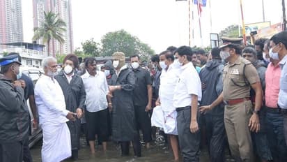 தண்ணீரில் தத்தளிக்கும் மக்கள்!! பம்பரமாய் சுழன்று மக்களுக்காக பாடுபடும் முதல்வர்.. புகைப்பட தொகுப்பு!!