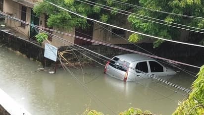 எங்கு பார்த்தாலும் மழை வெள்ளம்! வீட்டுக்குள் புகுந்த தண்ணீர்.. தற்போது சென்னை மக்களின் நிலை இது தான்! போட்டோஸ்
