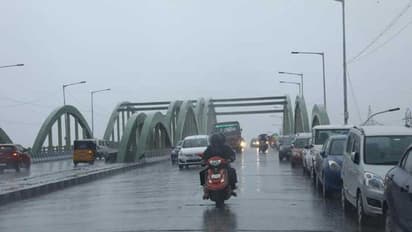 லாஸ்ட் டைம் மாதிரி இப்போ நடத்திடக்கூடாது.. வேளச்சேரி மேல்பாலத்தில் வரிசை கட்டி நிறுத்தப்பட்ட கார்கள்.!