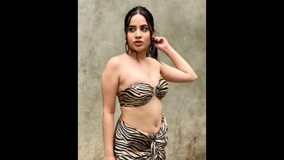 Urfi Javed Viral Photos- স্বল্প পোশাকে নেট দুনিয়ায় ঝড়, বিগ বস প্রাক্তনী উরফির ব্রা-টপে বিতর্কের ঝড়