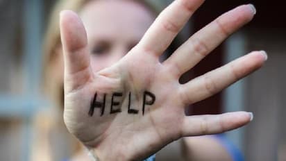 പെൺകുട്ടിയെ തട്ടിക്കൊണ്ടുപോയി, കാറിൽ നിന്നും ട്രാപ്പിലാണ് എന്ന ടിക്ടോക് വീഡിയോകളിലെ കൈമുദ്ര കാണിച്ച് പെൺകുട്ടി