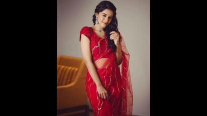 செம ஹாட் பிட்டில் மிருணாளினி..கியூட் கிளாமர் போட்டோ சூட்..