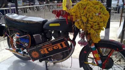 ഈ ക്ഷേത്രത്തിലെ പ്രതിഷ്ഠ ബുള്ളറ്റ്, നേദിക്കുന്നത് ബിയര്, പിന്നില് വിചിത്രമായ കാരണങ്ങള്...