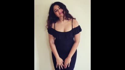 நீச்சல் குளத்தில் குளித்தபடி சூடேற்றும் பூனம் பாஜ்வா! மீனெல்லாம் குடுத்து வைச்சிருக்கு.. தெறிக்கும் கமெண்ட்ஸ்!