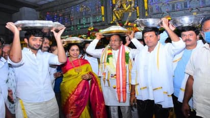 యాదాద్రి ఆలయానికి ఏడుకిలోల బంగారం విరాళం... ఈవోకు అందజేసిన మంత్రి మల్లారెడ్డి