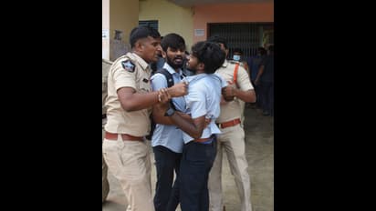 అనంతలో విద్యార్ధులపై లాఠీచార్జీ: మంత్రి సురేష్ను ఘోరావ్ చేసిన విద్యార్ధి సంఘాలు, ఉద్రిక్తత