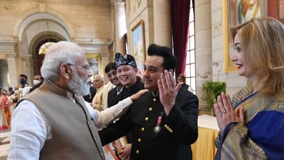 Padma Awards: పద్మ అవార్డు గ్రహీతలను ఆత్మీయంగా పలకరిస్తున్న పీఎం మోదీ (ఫోటోలు)