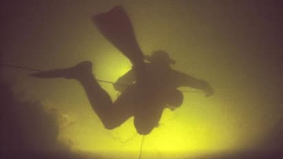 मौत की गुफा में फंसा जिंदा इंसान, जान बचाने के लिए 2 दिन से 8 टीमें दिन-रात काम कर रही हैं