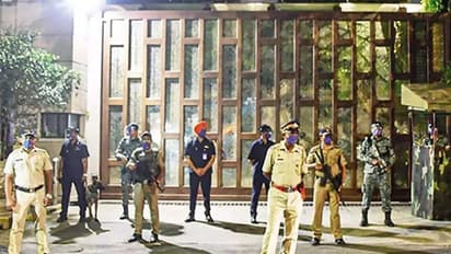 Mukesh Ambani के घर Antilia के बाहर सुरक्षा बढ़ाई, बैग लिए दिखे दो संदिग्ध..पुलिस में मचा हड़कंप