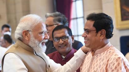 देखें मोदी और Padma awardees के बीच मुलाकात की कुछ तस्वीरें, PM ने अदनान सामी के कंधे पर हाथ रख पूछा हालचाल