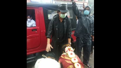 கள ஆய்வில் ஒரு சுவாரசியம்… ஸ்டாலின் காலில் விழுந்த கல்யாண ஜோடி…